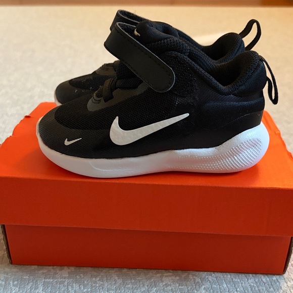 Nike Revolution 7 - Tanjun - Child Black and White Sneakers - size 6c - Like New - Picture 2 of 6